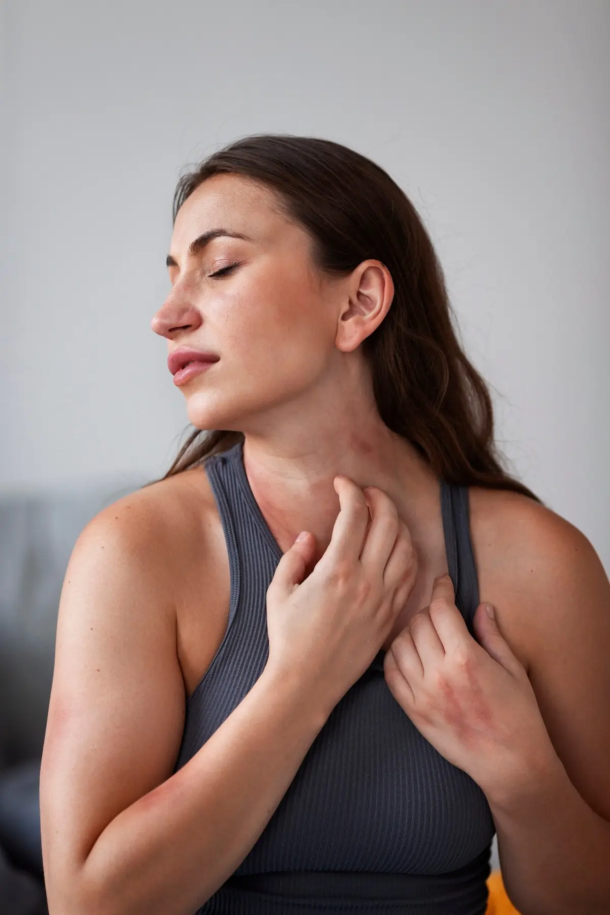 mujer-con-reacción-alérgica-por-cloro-de-piscina
