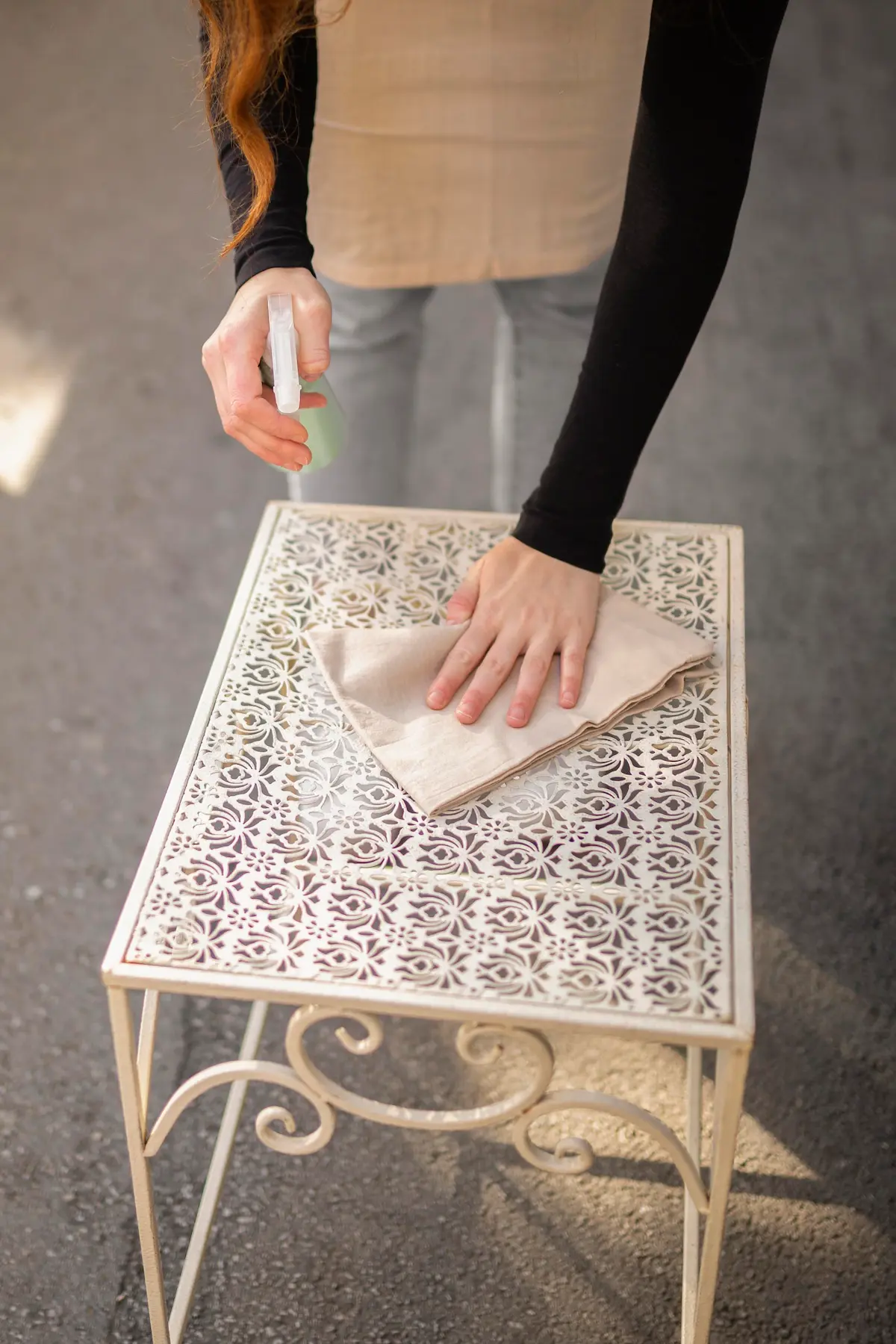 mujer-desinfectando-mesa-patio-exterior-verano