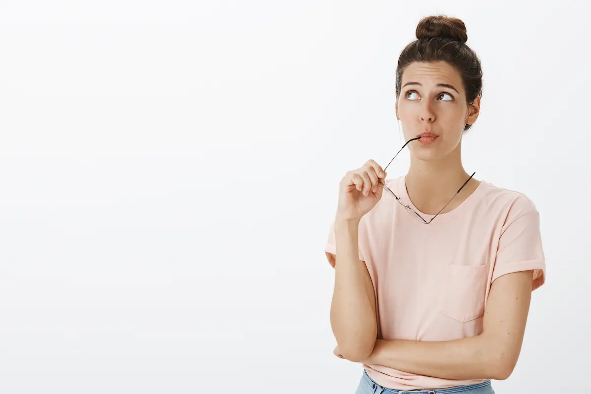 Ventilador-o-climatizador-mujer-pensando-imagen-IA