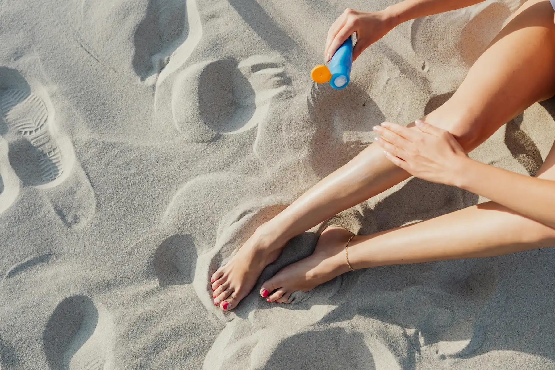 heliocare-360-imagen-mujer-poniendose-protector